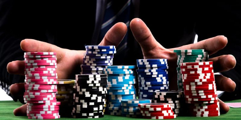 Mở đầu vòng cược, dealer phát cho mỗi bet thủ 2 lá tẩy